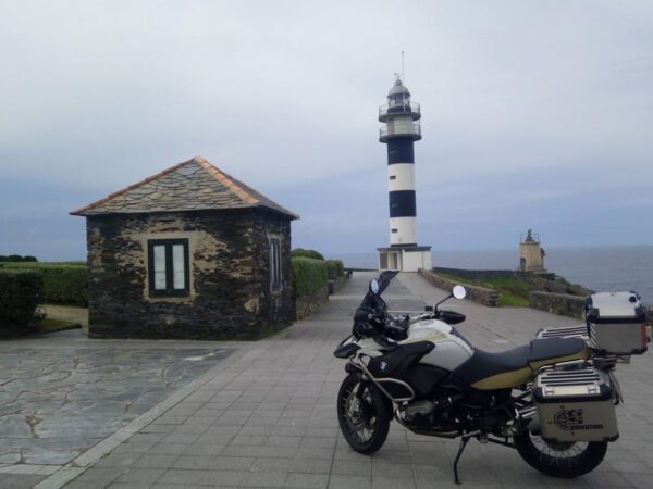 Faro de San Agustín Coaña Retos en Moto