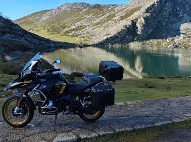 Lagos de Covadonga en moto. Lago Enol