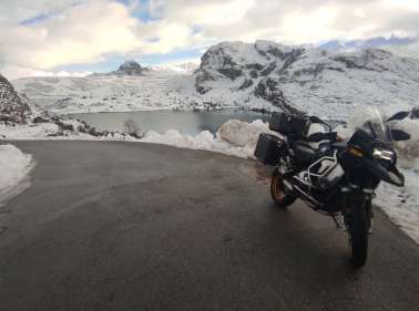 Lagos de Covadonga en moto