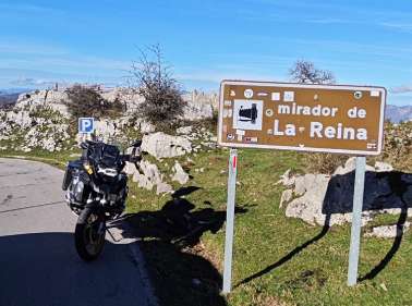 Lagos de Covadonga en moto. Mirador de la Reina