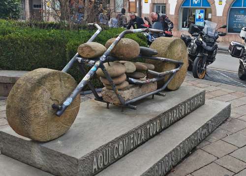 monumento moto de piedra