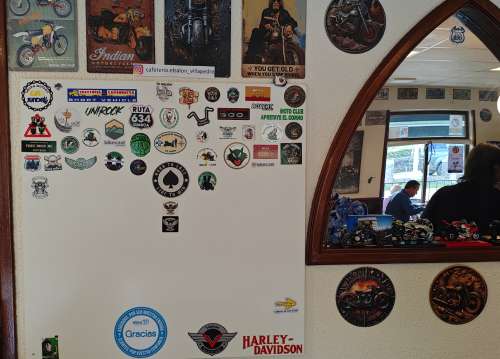 Bar El Salón Villapedre tablón pegatinas